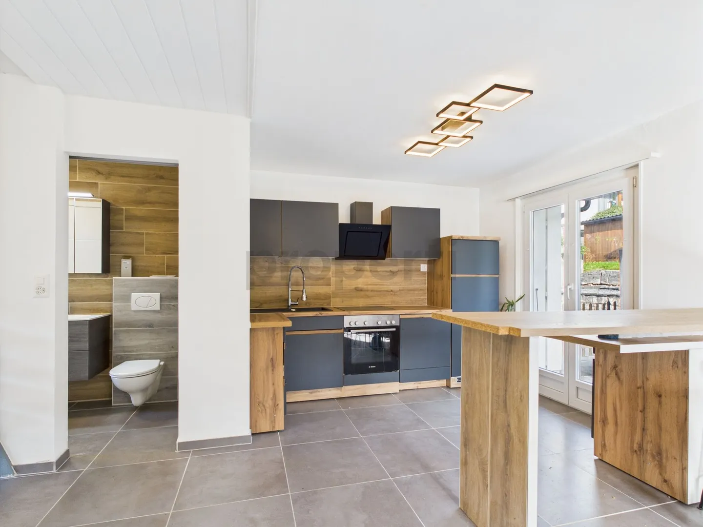 Opportunity not to be missed: fully renovated house with mezzanine, garage and terrace. - Photo 2 of 12