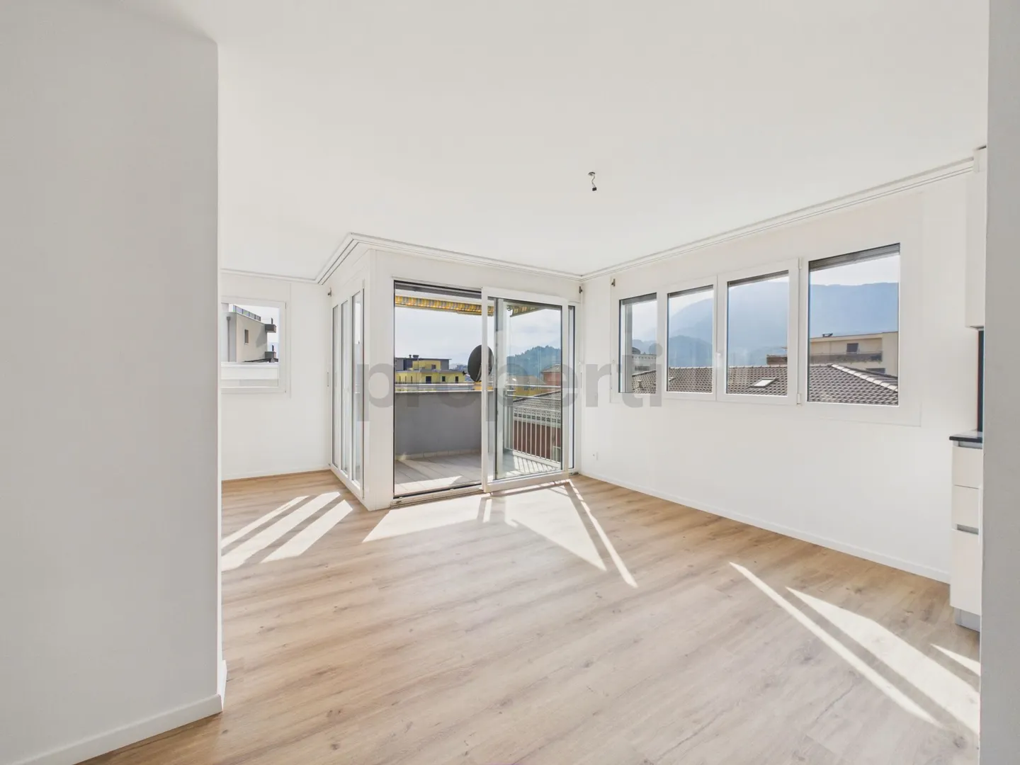 3.5 Pièces Rénovées, à Deux Pas du Centre de Locarno, aussi Maison Secondaire - Photo 3 sur 10