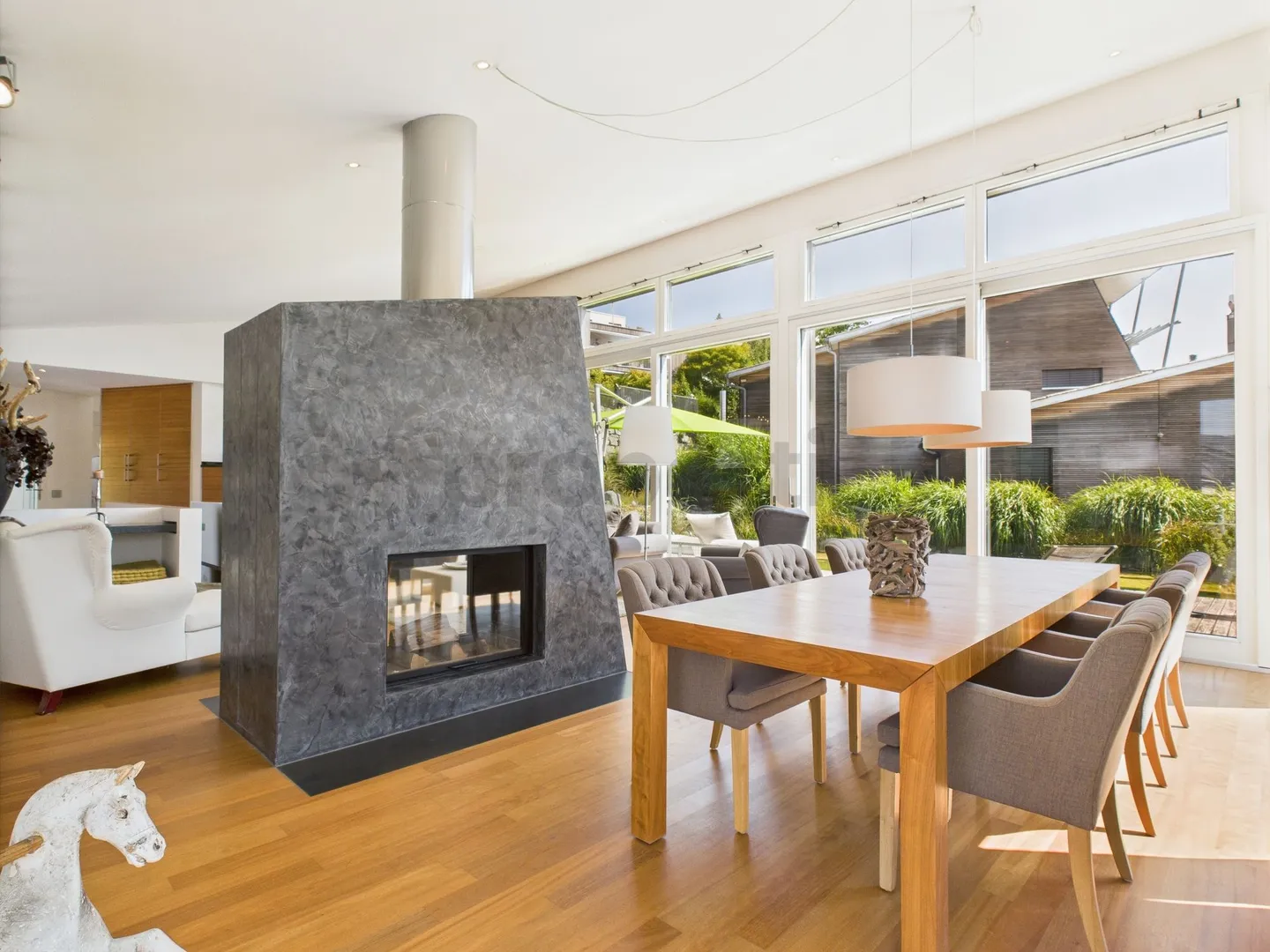 Zeitlose Eleganz trifft modernen Luxus  Ihre Traumvilla mit Pool &amp; Wellness-Oase - Foto 4 von 13