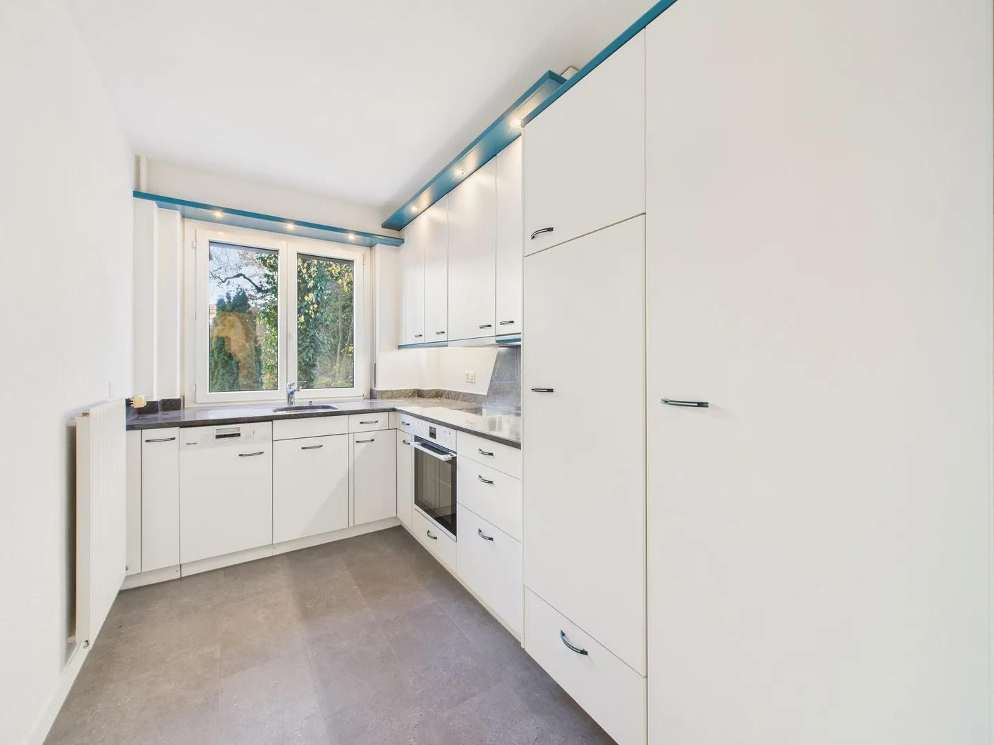 Bright 4-Room Apartment with Beautiful View in Bern - Photo 2 of 11