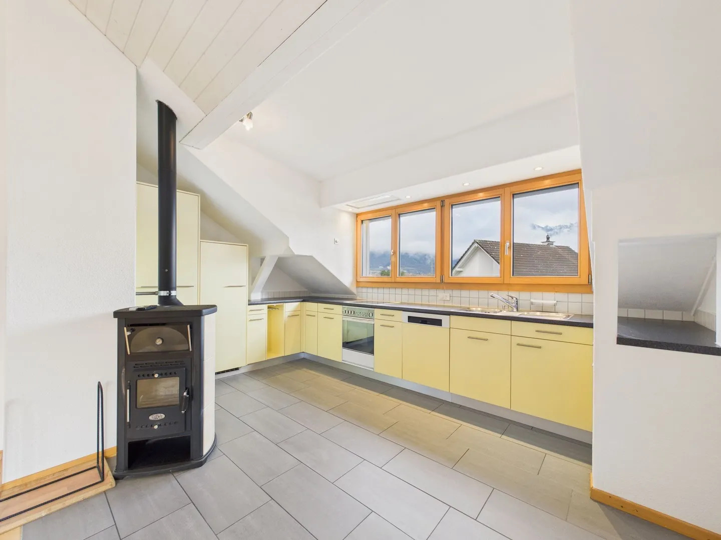 Stunning 3.5-Room Attic Apartment in Buchs SG - Photo 1 of 8