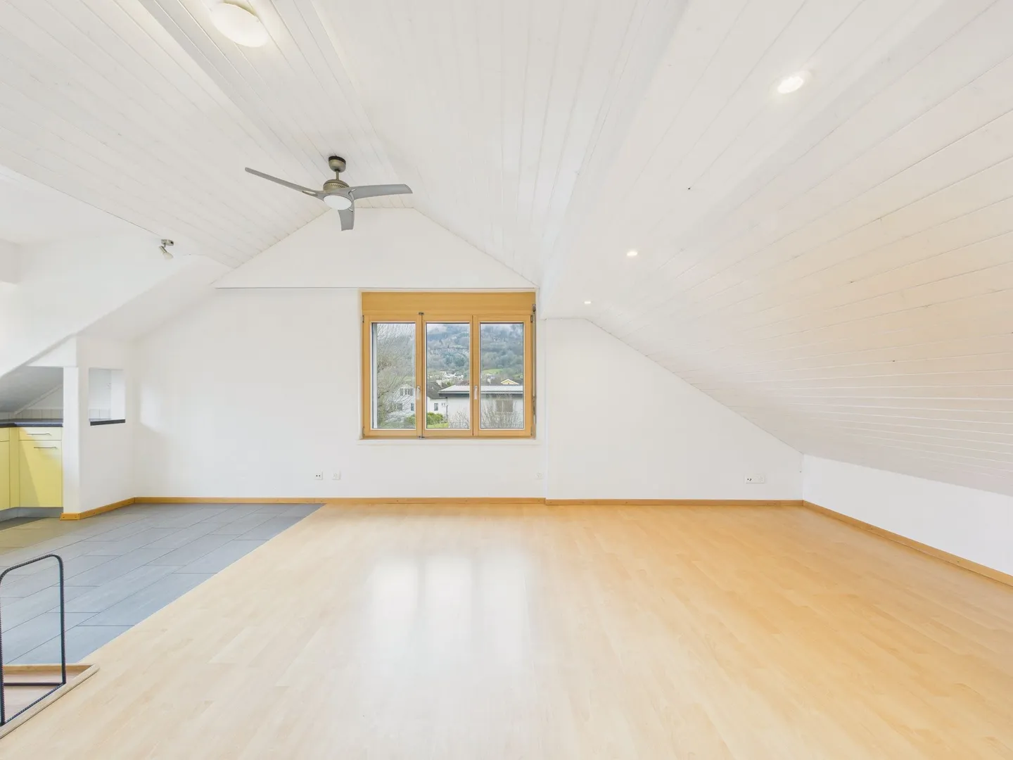 Stunning 3.5-Room Attic Apartment in Buchs SG - Photo 2 of 8