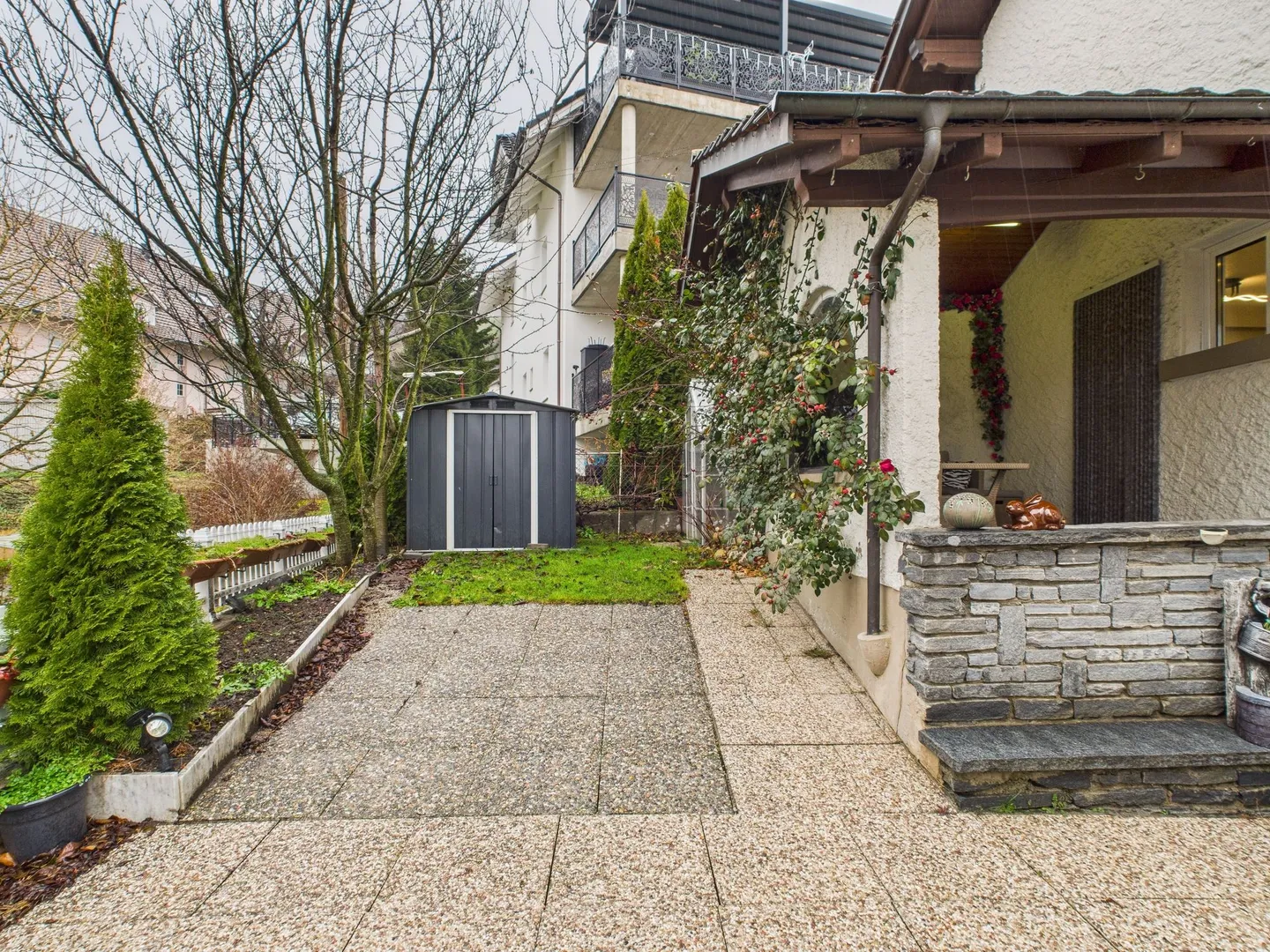 Family-friendly 6.5-room single-family house in Egolzwil with studio apartment & garden oasis with palm trees - Photo 11 of 13