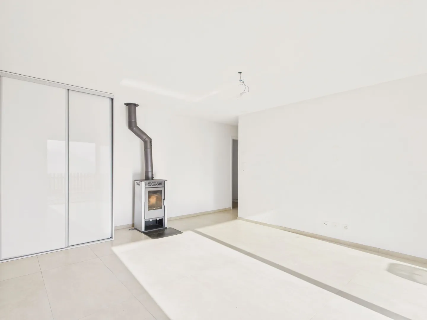 Geräumige und helle 4,5-Zimmer-Wohnung mit großer Terrasse und atemberaubendem Bergblick in Miex, VS. - Foto 4 von 13