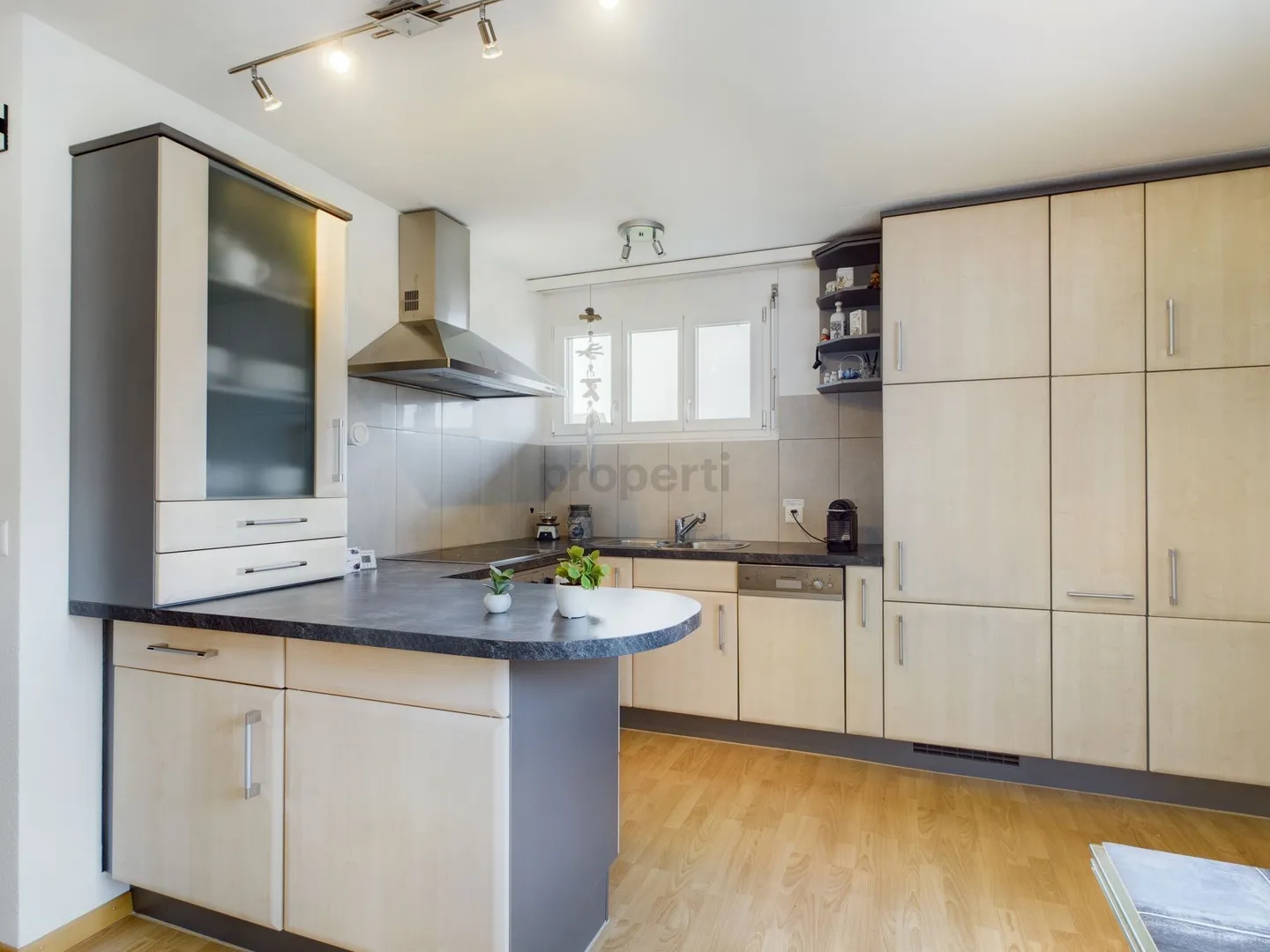 Charming 2-room apartment with balcony and garage in Emmetten - Photo 2 of 11