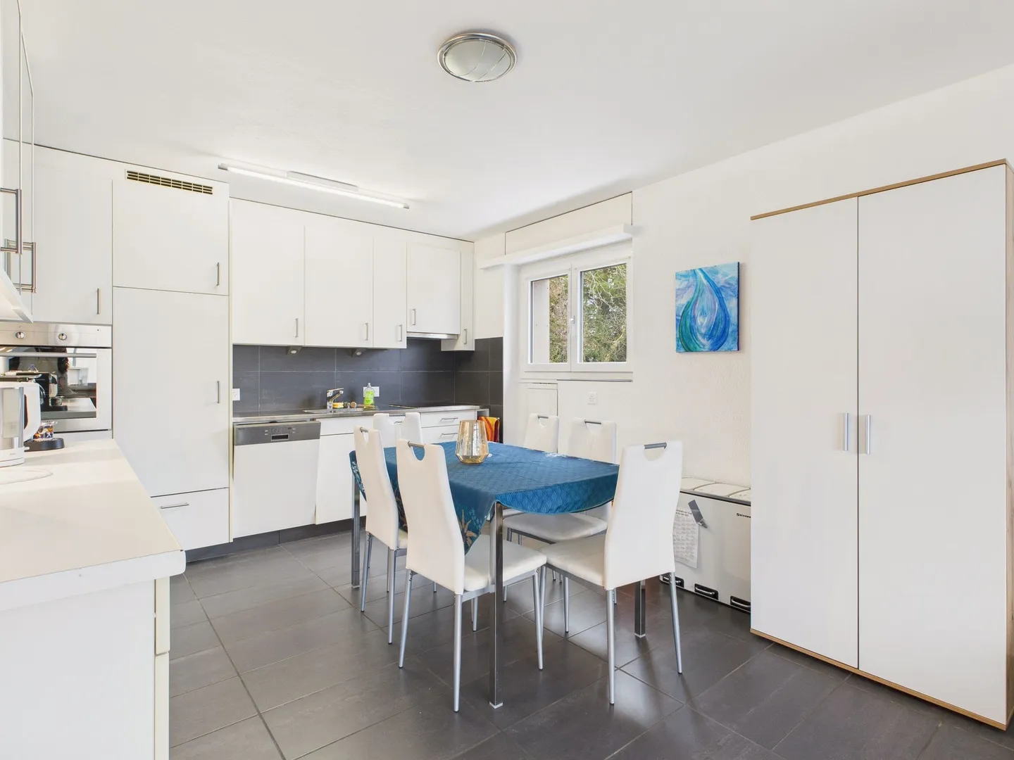 Spacious 4.5-Room Apartment with Balcony in Solothurn - Photo 2 of 9