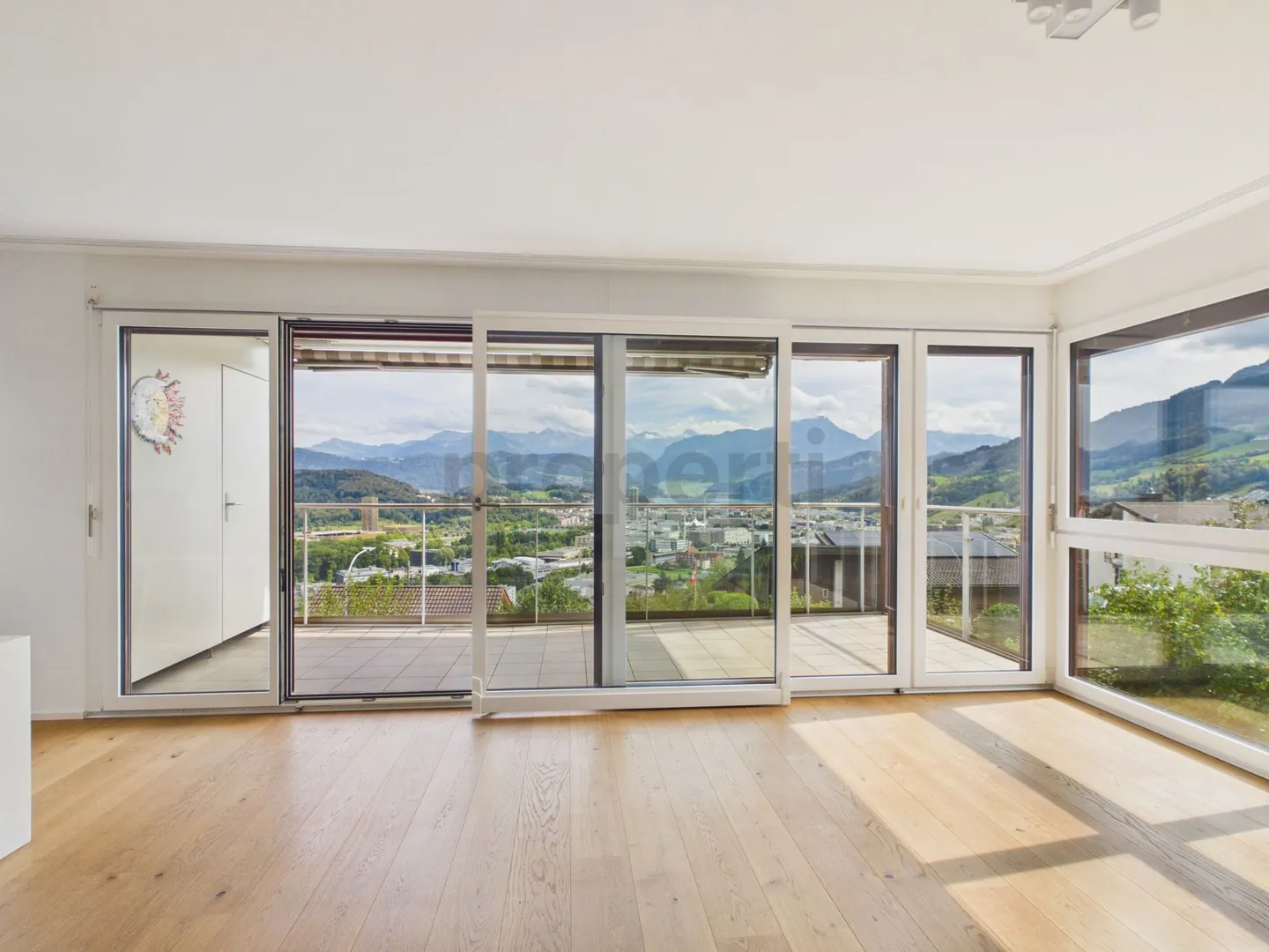 Dreamlike view of Lake Lucerne: Cozy fireplace, utility room with washing tower and two underground parking spaces - Photo 2 of 13