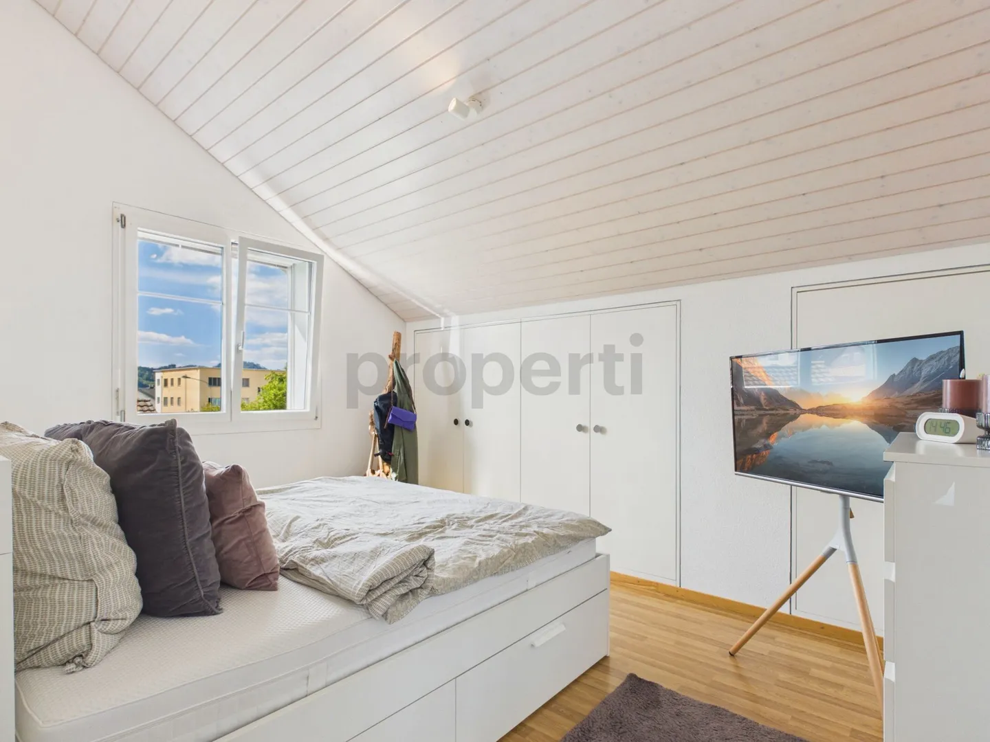 Bright 4.5-room attic apartment with 2 bathrooms & parking included - Photo 8 of 12