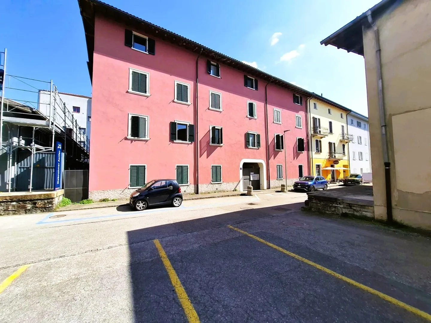 Living in a historic courtyard in Chiasso: 5-room apartment in a central location - Photo 10 of 12