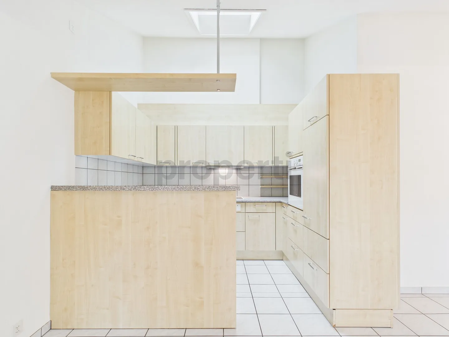 Appartement penthouse moderne de 3,5 pièces dans un emplacement calme avec une atmosphère de vie lumineuse à Reinach - Photo 4 sur 11