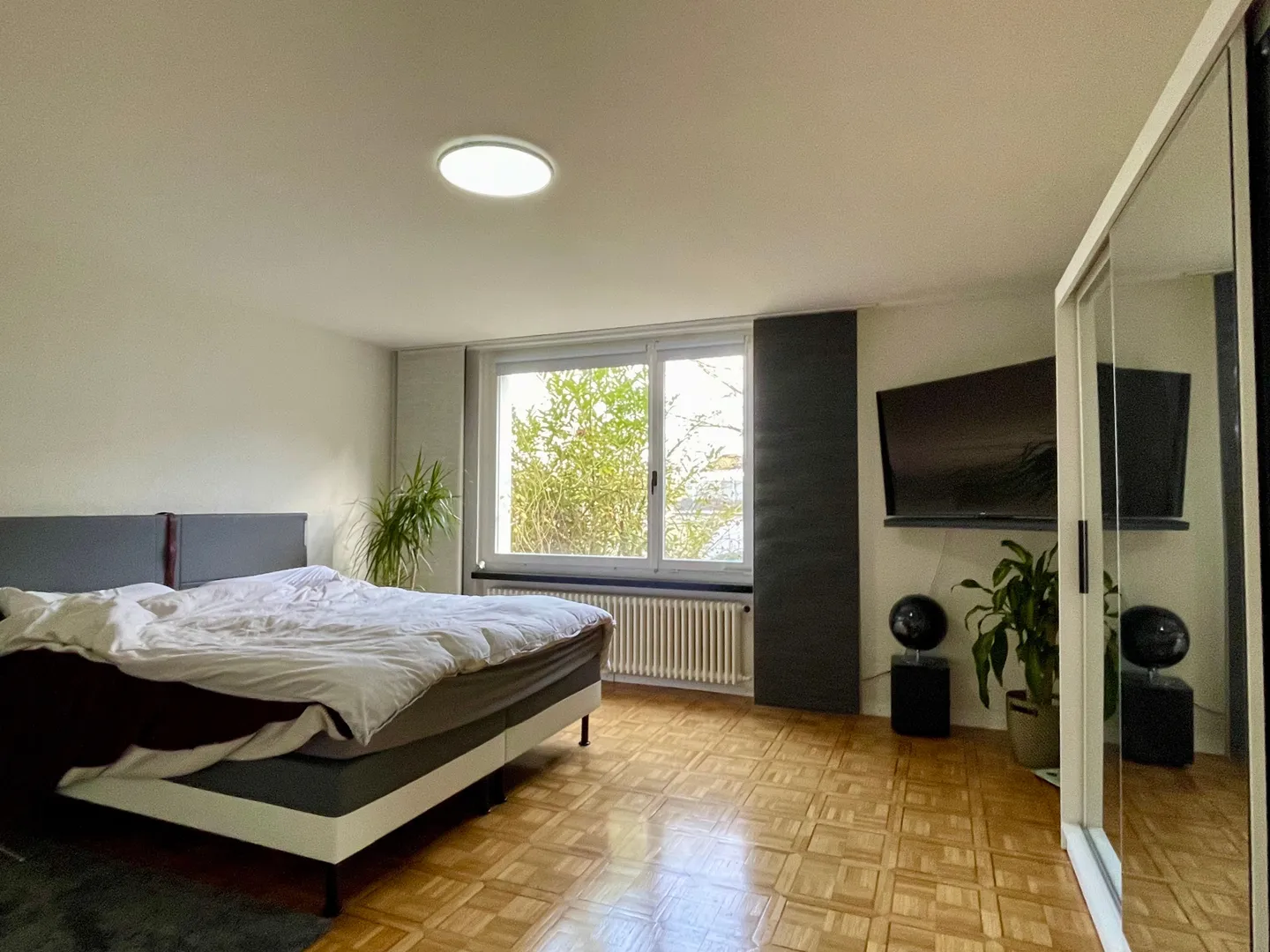 Grosszügiges Einfamilienhaus mit einzigartiger Architektur in ruhiger Top-Lage mit grossem Garten - Foto 6 von 13