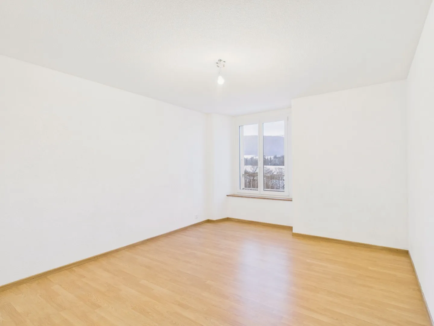 Spacious 6-room apartment with balcony in Neuchâtel - Photo 8 of 13