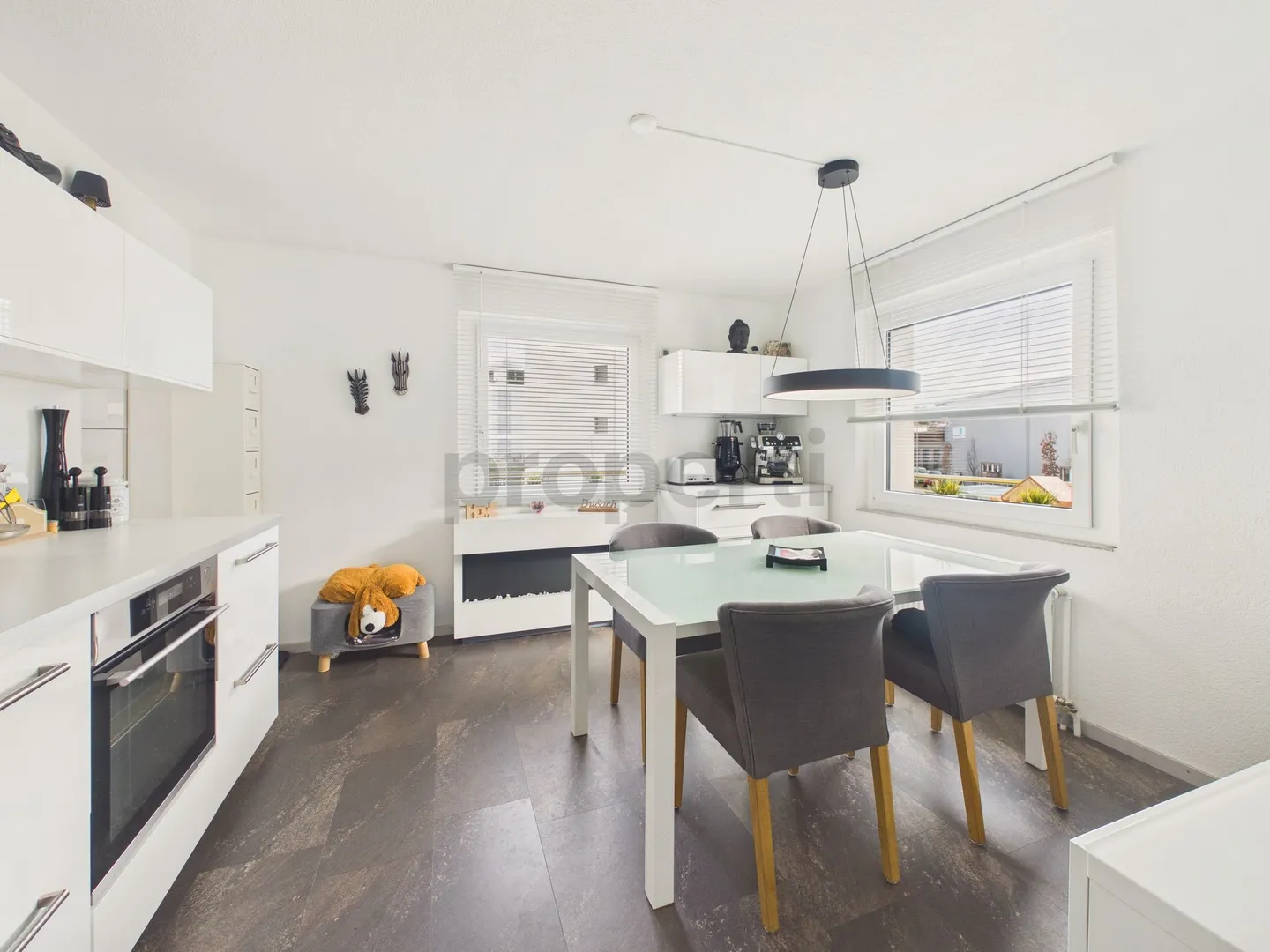 Renovated 6.5-room single-family house with spacious garden in Menziken - Photo 4 of 13