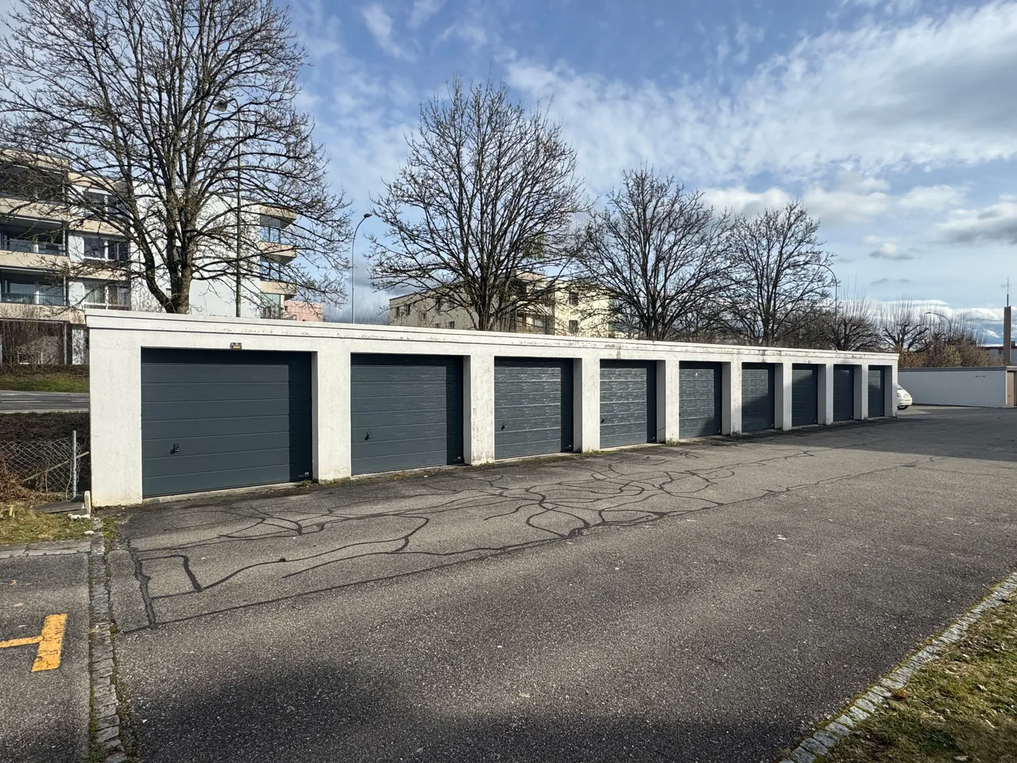 Casa multifamiliare ben tenuta con 6 unità abitative e 9 garage - Foto 4 di 13