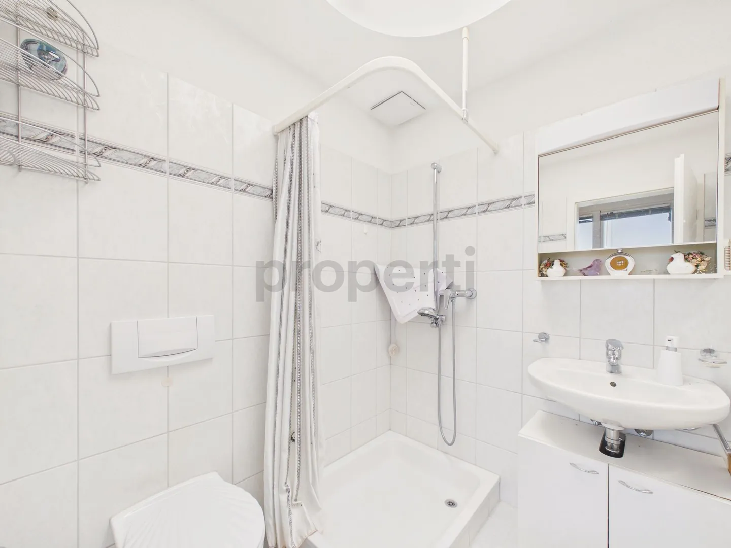 Appartement mansardé lumineux au-dessus des toits de Pfäffikon avec ascenseur et place de parking souterrain - Photo 9 sur 13