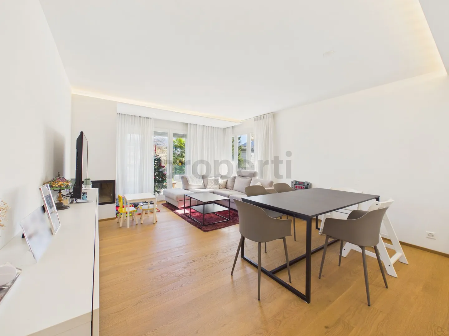 Elegant 4.5-room penthouse sunny with elevator in a quiet area - Photo 1 of 12