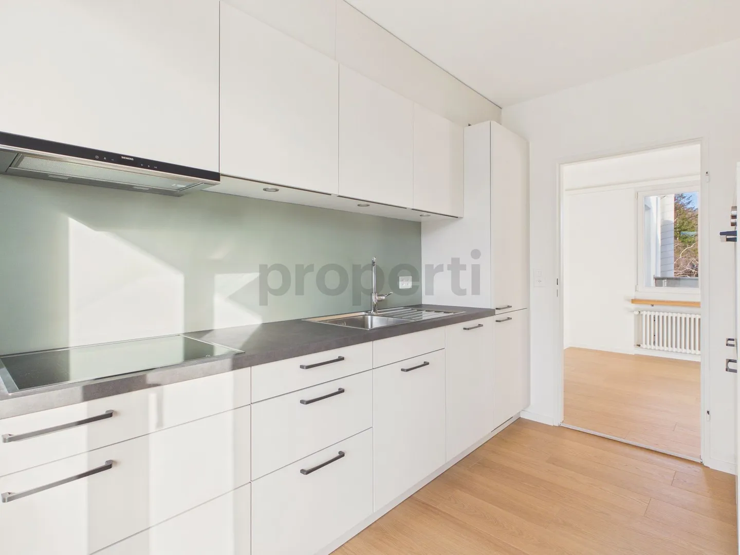 Newly renovated 3.5-room apartment in Reinach - Photo 2 of 7