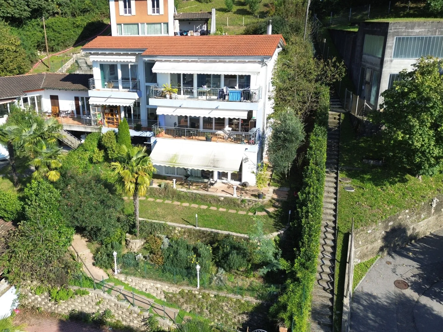 Charmantes Einfamilienhaus mit 4,5 Zimmern und Seeblick mit Erweiterungspotenzial in Bissone - Foto 2 von 8