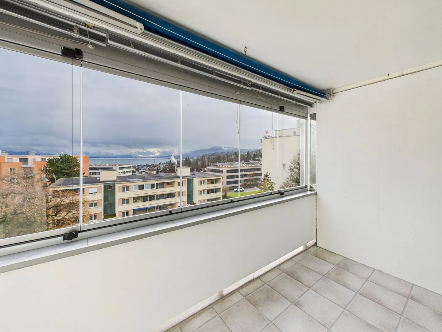 Appartement lumineux de 3,5 pièces avec belle vue à Wädenswil - Photo 9 sur 10