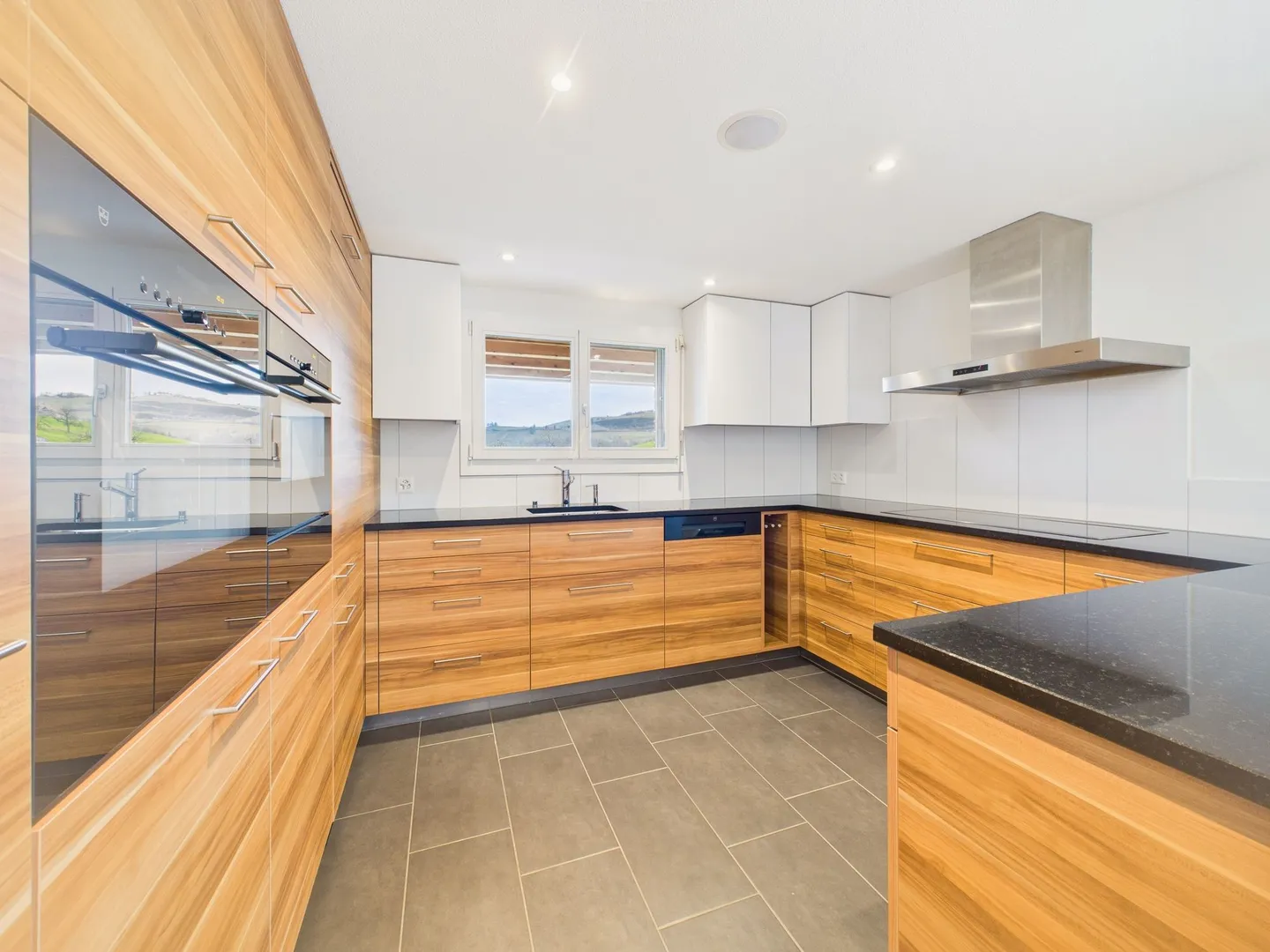 Ampio appartamento di 5,5 stanze con vista sul verde ad Allenwinden - Foto 2 di 9