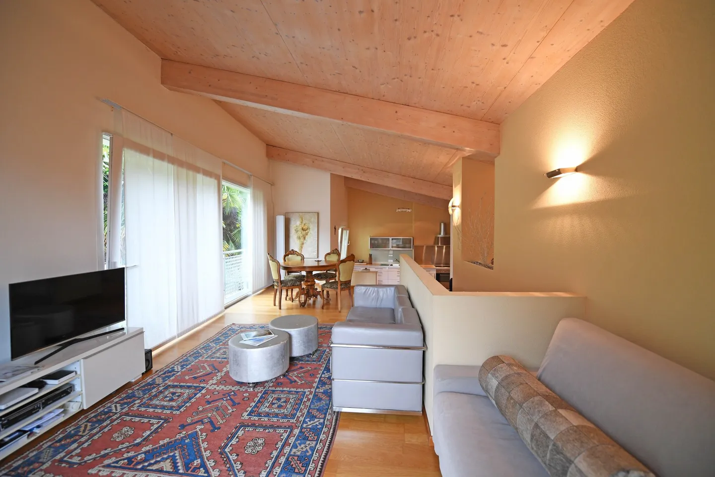 Casa ristrutturata a Contone composta da attico e due appartamenti - Foto 1 di 10