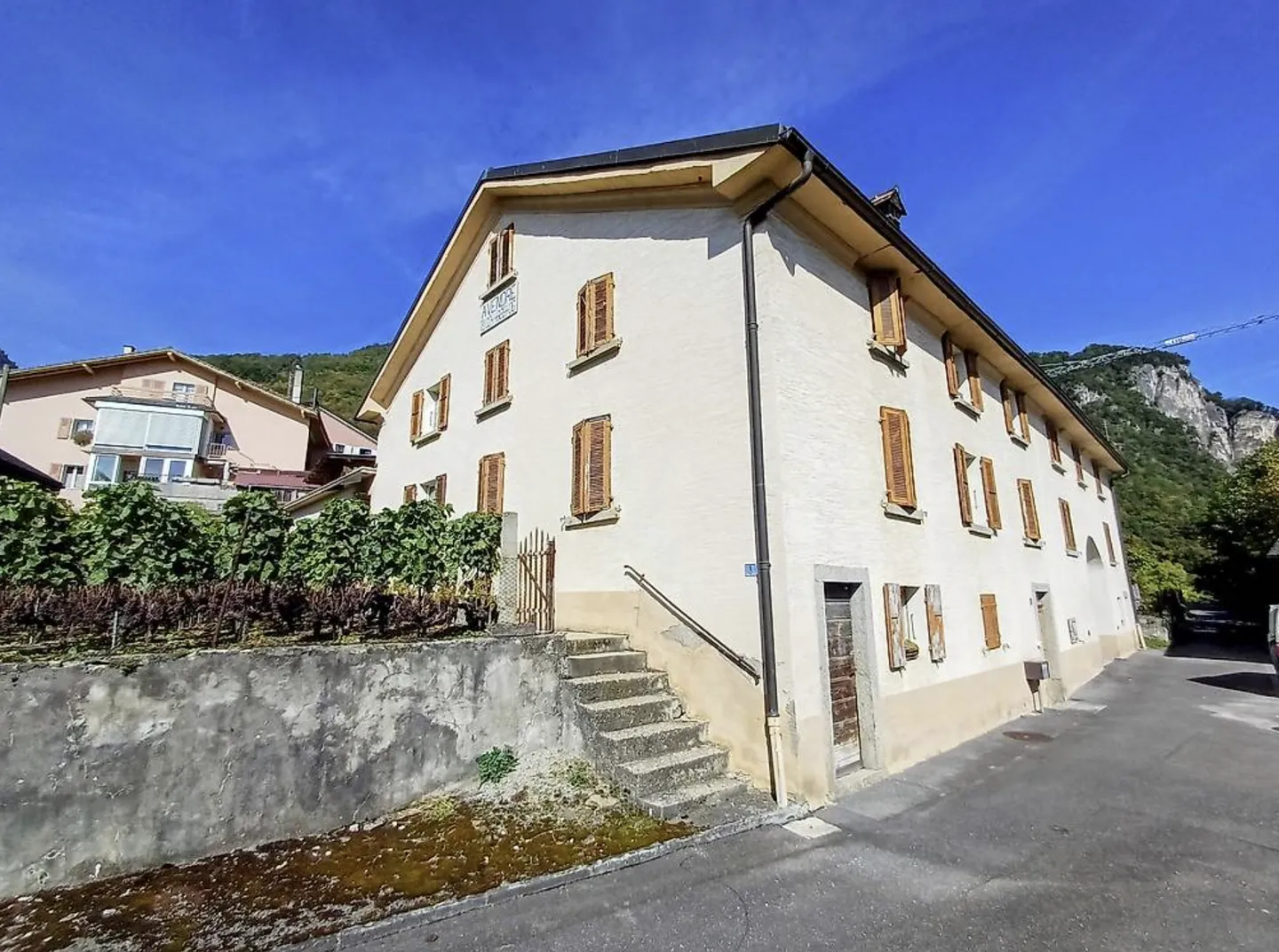 Buildable land of 1823 m2 and building for sale in the municipality of Vouvry - Photo 2 of 4