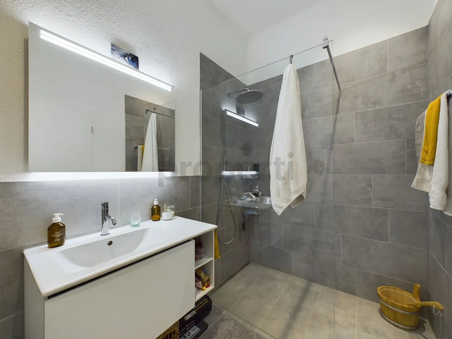 Unique living experience in Ernetschwil - Furnished penthouse with panorama, sauna & design at top level - Photo 9 of 11