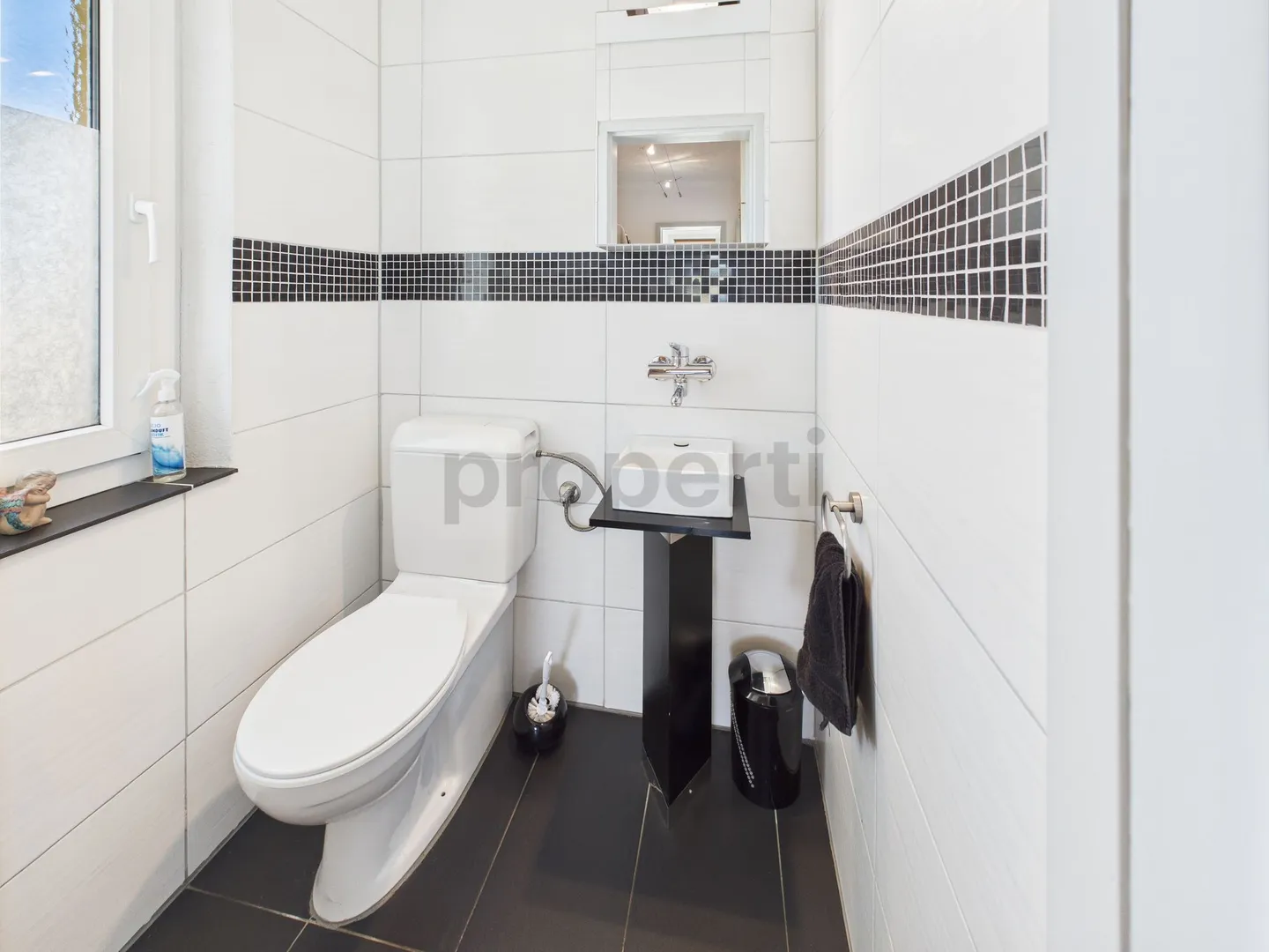 Grosszügiges Zweifamilienhaus mit Wellnessoase und Ausbaupotenzial in Uettligen - Foto 9 von 13