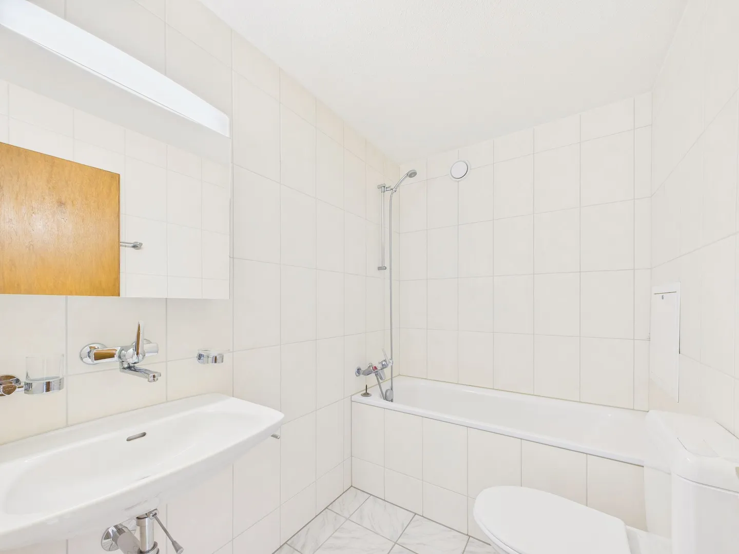 Cozy and bright apartment with balcony in the quiet Schoren district of Reinach AG - Photo 6 of 8