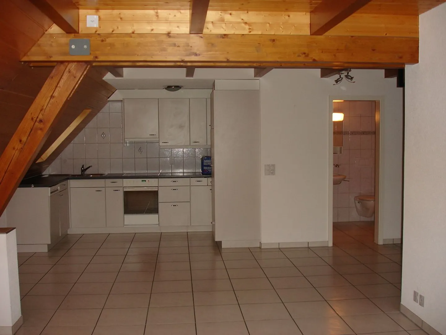 Charmante 4.5-Zimmer-Dachwohnung mit Kellerraum, Kerzers - Foto 2 von 6