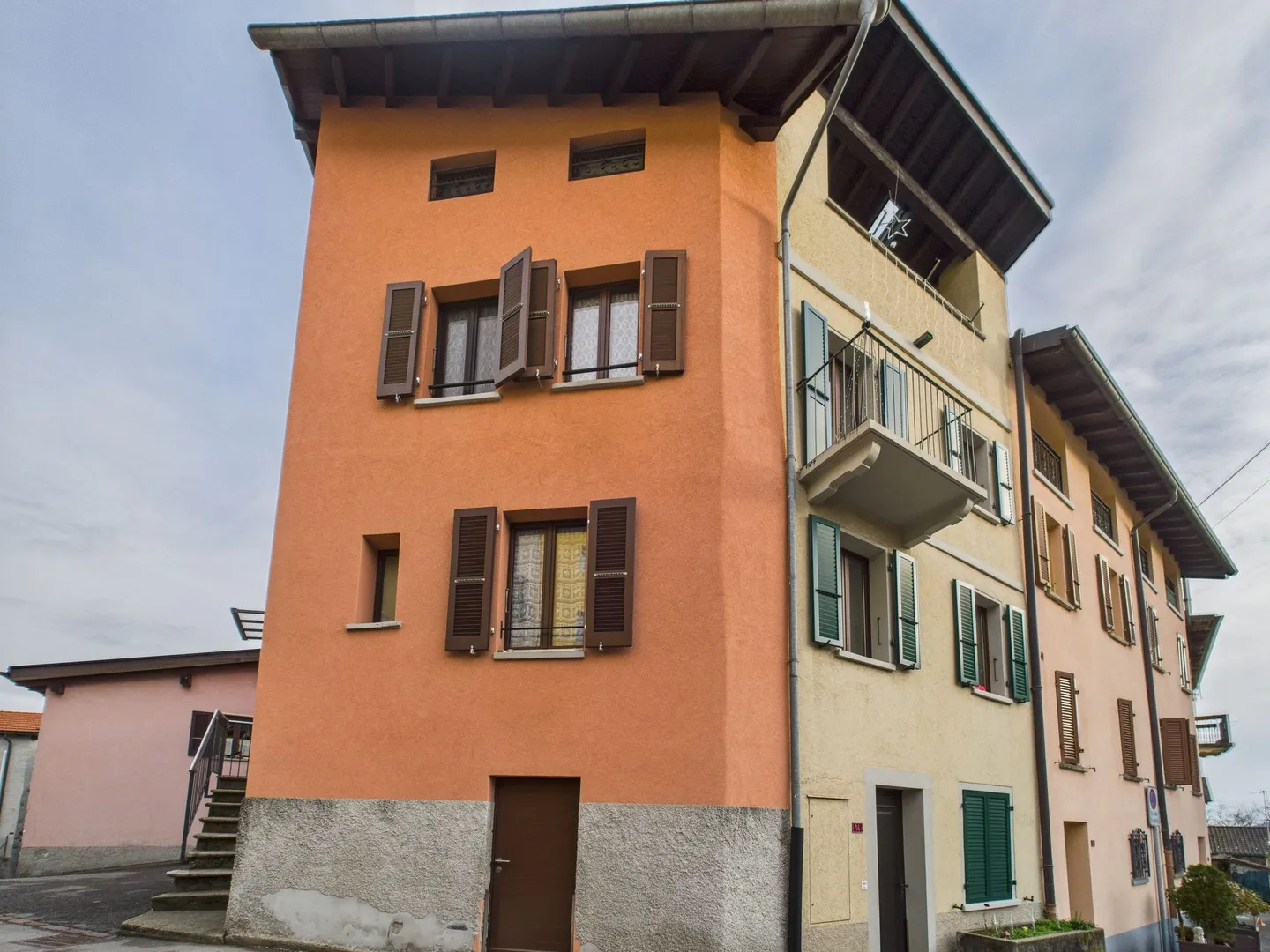 Elegant terraced house with 5 rooms on multiple levels in Novaggio - Photo 1 of 11