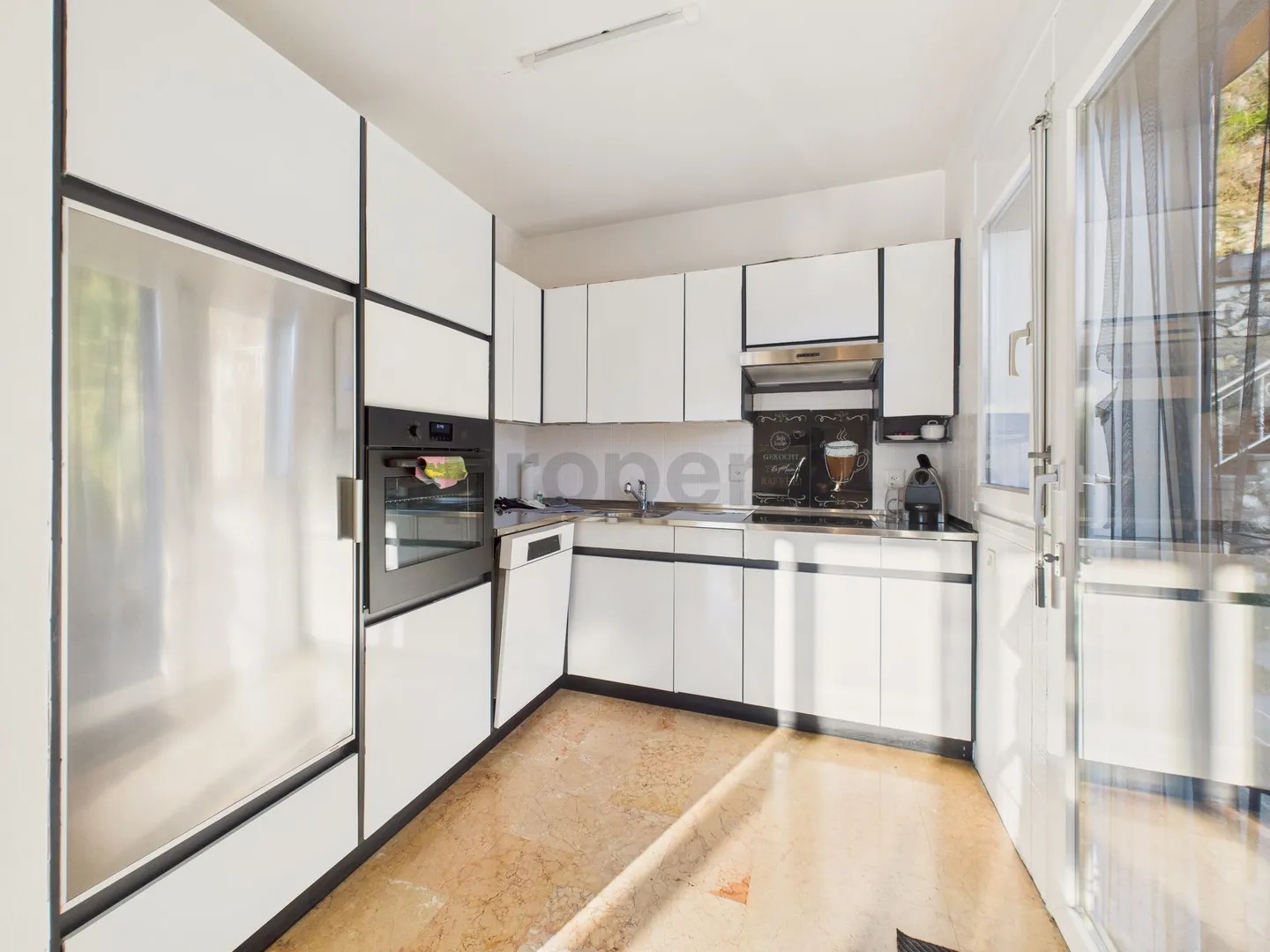 Villa elegante con vista giardino - Foto 5 di 13