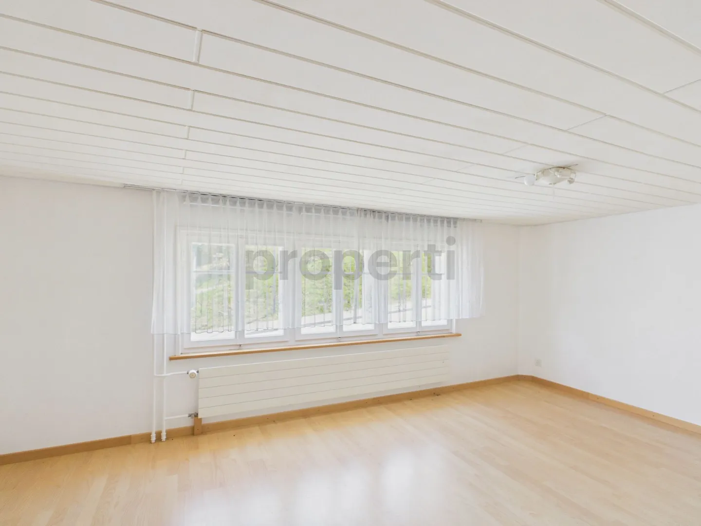 Multi-family house with two separate apartments (4.5 &amp; 3.5 rooms) in a quiet location with great potential - Photo 5 of 13