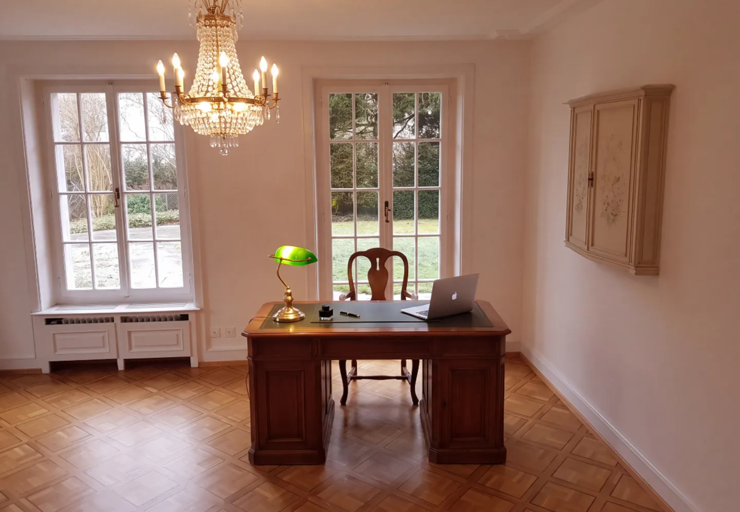 Discret de l'extérieur. Une villa très privée de 7,5 pièces avec une grande piscine et un beau jardin - Photo 11 sur 13