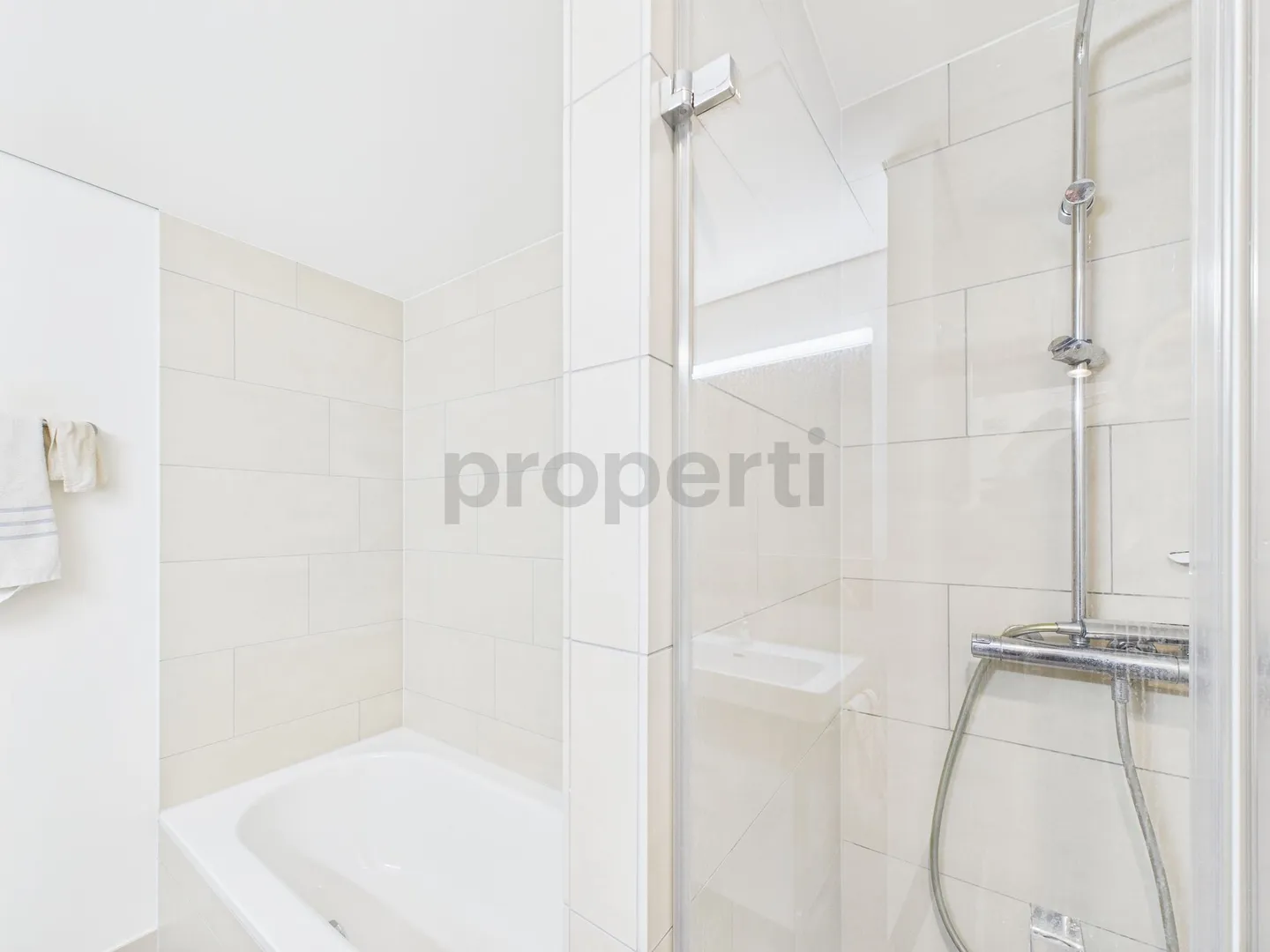 Appartement en duplex moderne de 3,5 pièces avec deux balcons à Zurich Oerlikon - Photo 8 sur 13