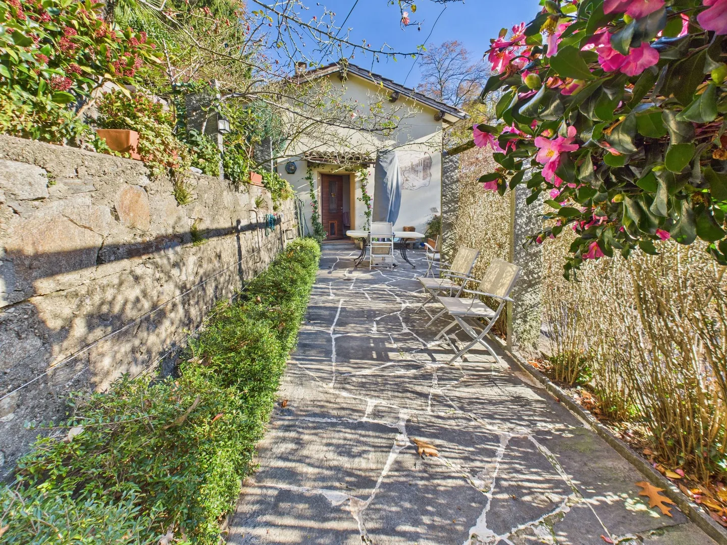 Charmantes 4.5-Zimmer-Einfamilienhaus in Aranno, umgeben von Grün - Foto 1 von 13