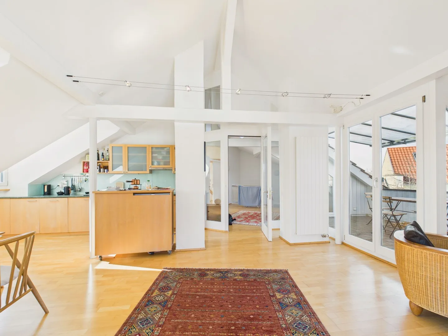 Appartement en attique rénové et ensoleillé de 2,5 pièces avec vue à Bâle - Photo 5 sur 11