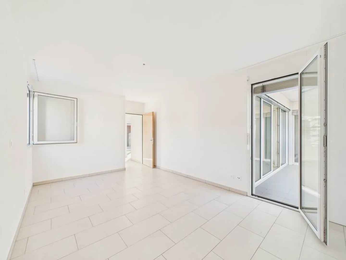Elegante 4,5-Zimmer-Wohnung mit Panoramablick und doppelter Terrasse in Agno - Foto 7 von 13