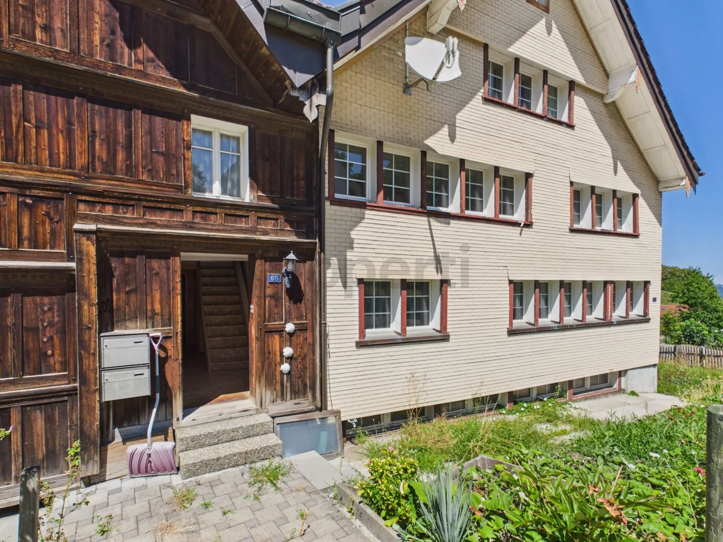Multi-family house with two separate apartments (4.5 &amp; 3.5 rooms) in a quiet location with great potential - Photo 1 of 13