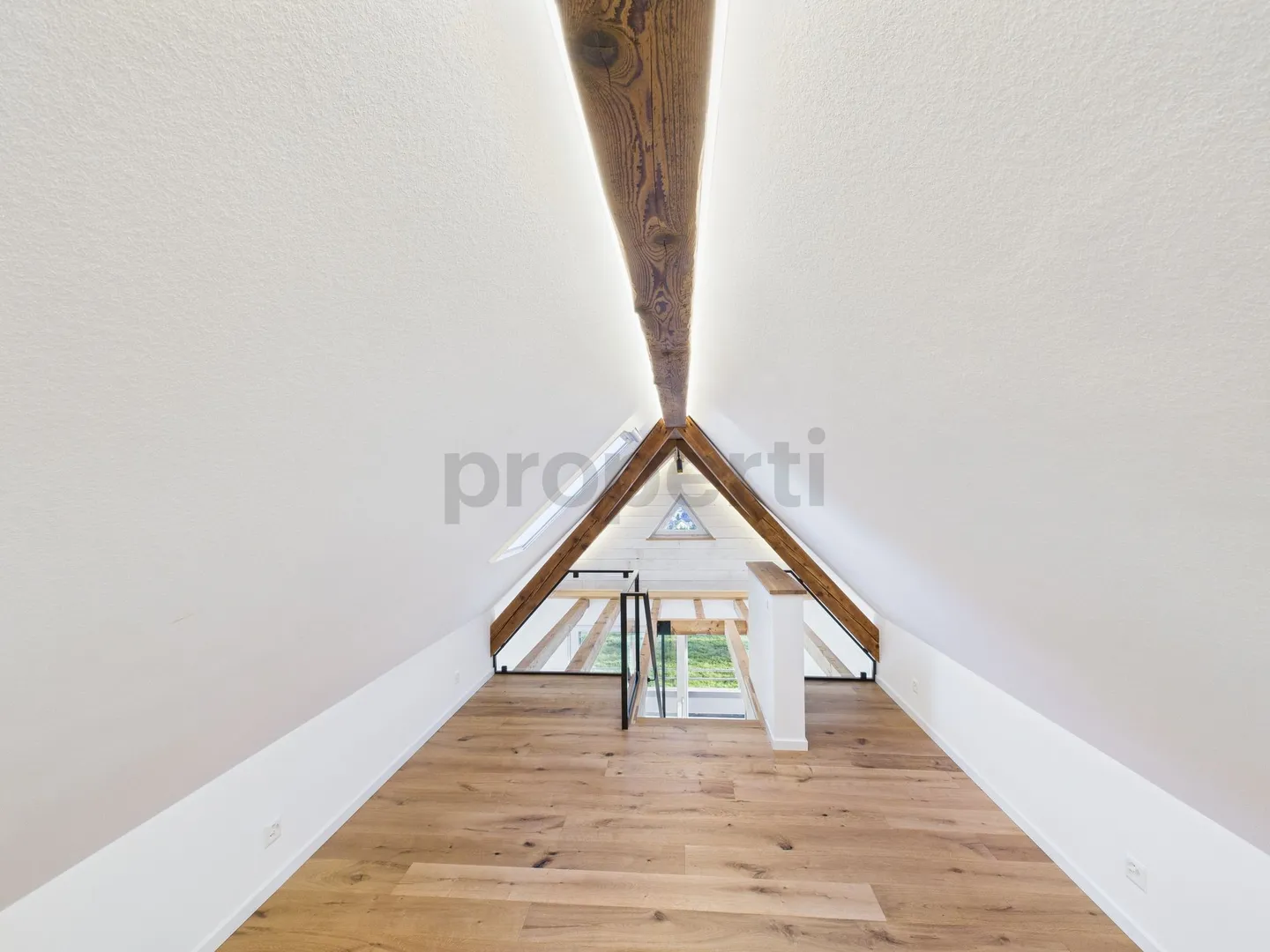 Charmante, exklusive Dachgeschoss-Wohnung mit Galerie &amp; luxuriösem Ausbaustand in Riehen - Foto 10 von 13