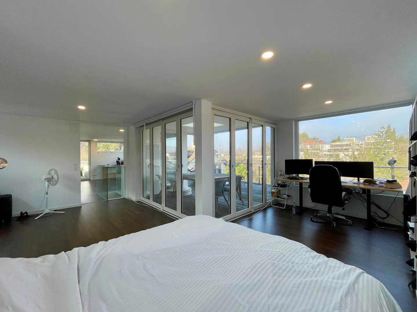 Grosszügiges Einfamilienhaus mit einzigartiger Architektur in ruhiger Top-Lage mit grossem Garten - Foto 8 von 13