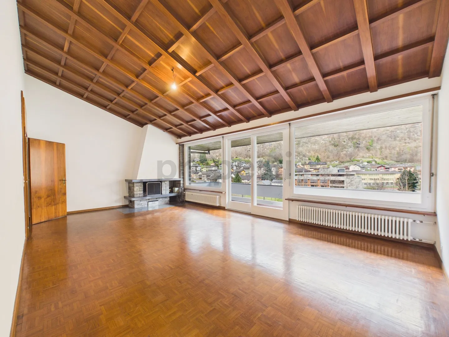 Luminoso appartamento in villa bifamiliare di 8 locali con ampio giardino a Giornico - Photo 5 of 13