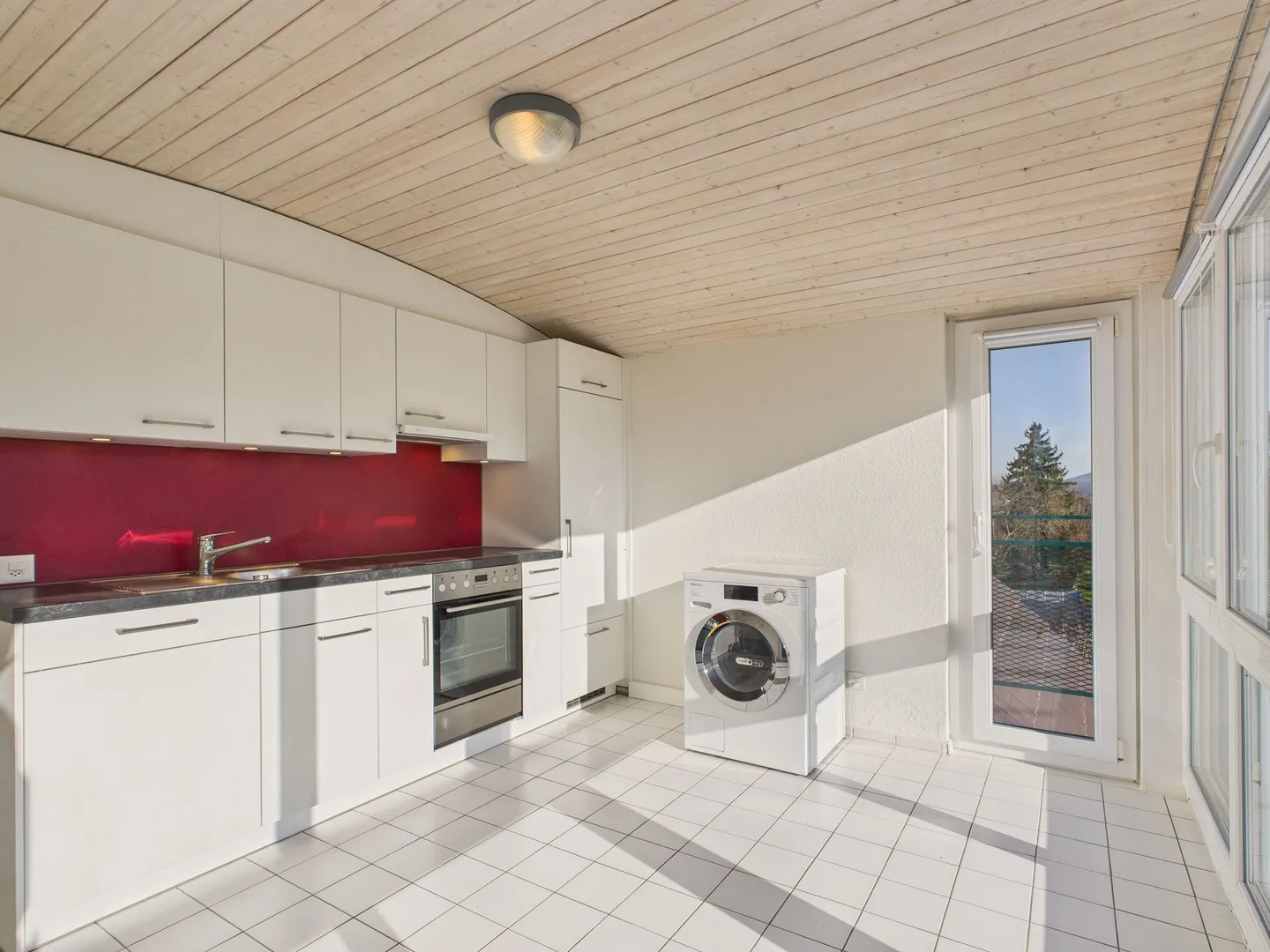 Moderno appartamento mansardato di 2,5 locali con cantina e parcheggio, Biel-Benken - Foto 2 di 13