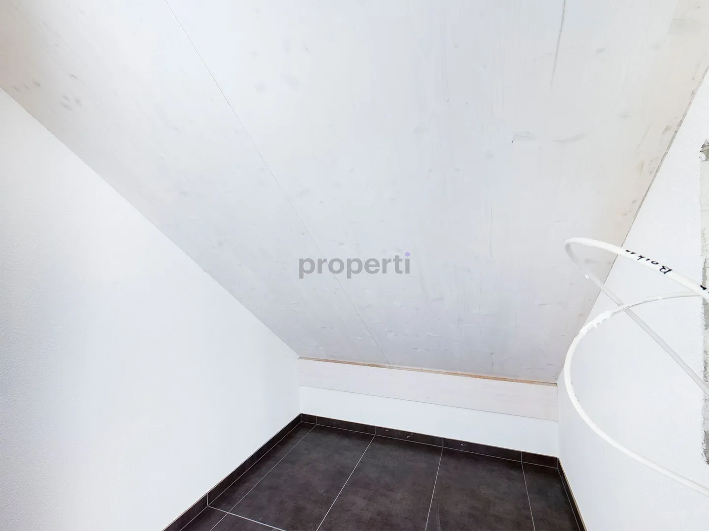 Moderne 3.5-Zimmer-Dachwohnung mit Balkon in Diessbach bei Büren - Photo 6 sur 10