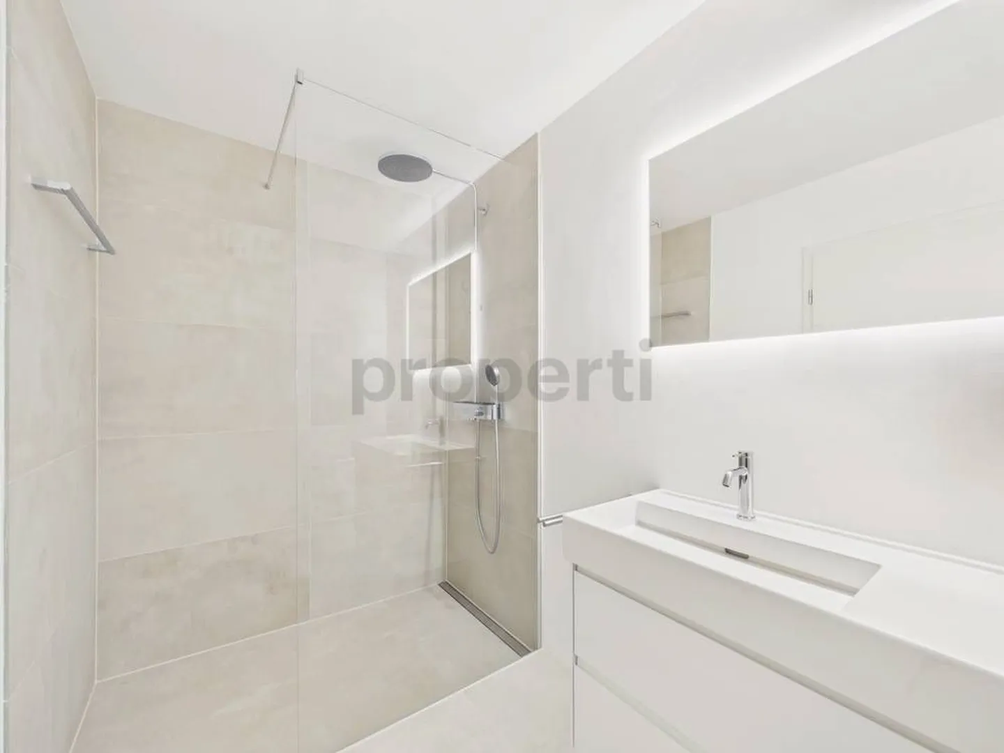 Appartamento attico di 4,5 stanze appena ristrutturato con terrazza da sogno e vista panoramica sul verde - Foto 9 di 13