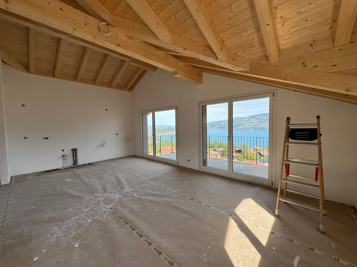 Herrliche Sicht auf den Thunersee, Grosszügiger Balkon mit Panoramablick, Erstbezug im Neubau mit vier Einheiten - Photo 1 of 6