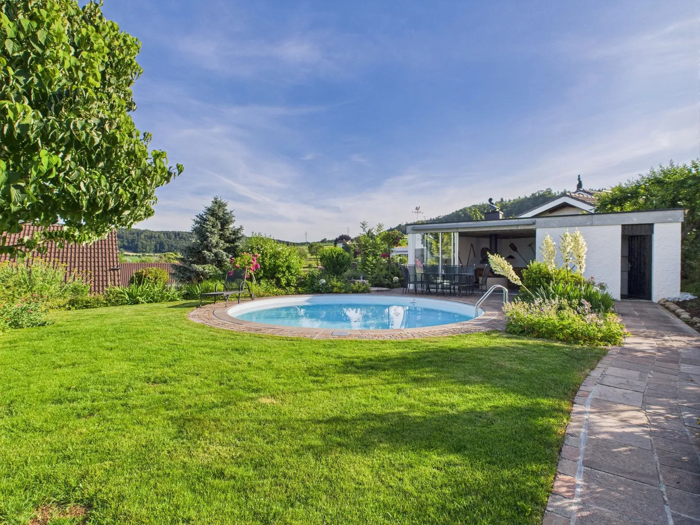 Maison individuelle avec piscine, maison de piscine et beaucoup d'espace extérieur - Photo 9 sur 13