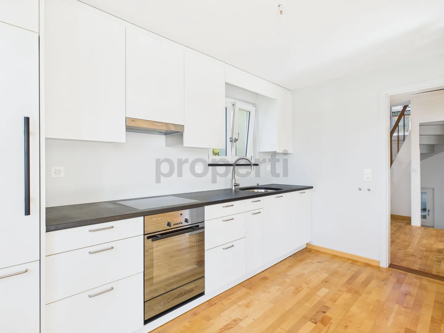 Appartamento 4.5 appena ristrutturato con grande terrazza in una zona residenziale tranquilla a Wettswil am Albis - Foto 8 di 13