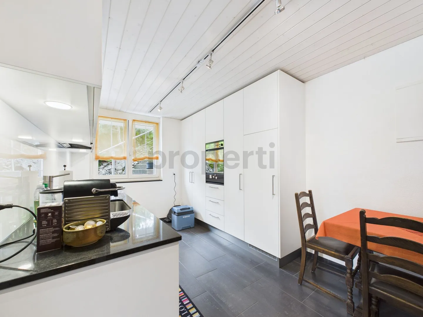 Charming 2.5-room apartment with garden seating area in Niederlenz, AG - Photo 4 of 9
