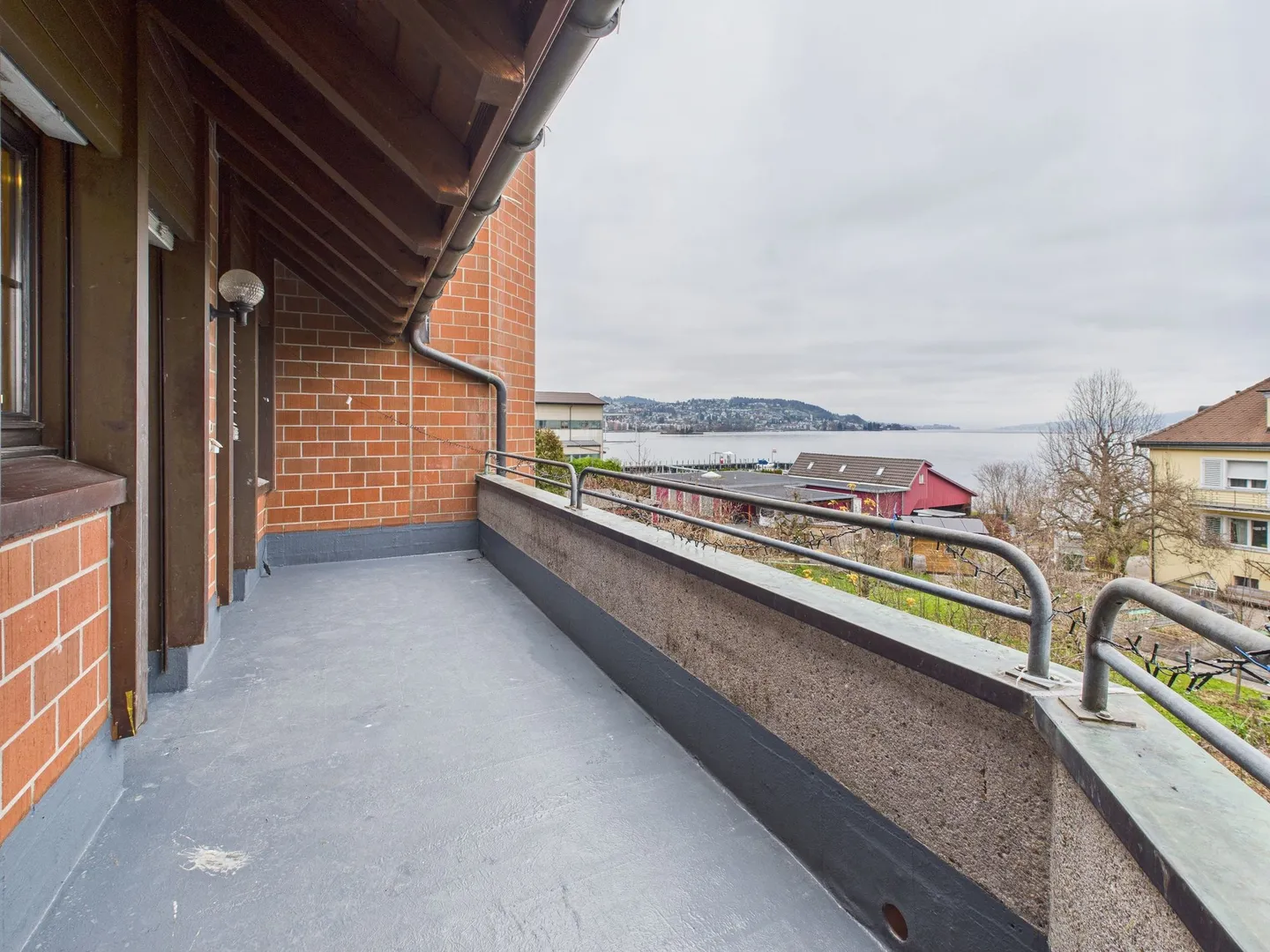 Grosszuegige 5.5-Zimmer Maisonette-Wohnung mit Seesicht in Freienbach - Foto 12 von 13